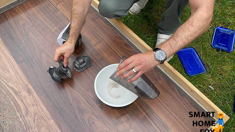 Ausleeren des Schmutzbehälters beim Easy Home Akkusager